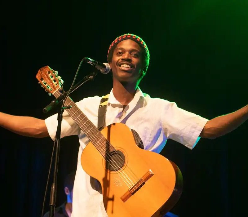 Show de Caxtrinho destaca samba experimental na TV Brasil