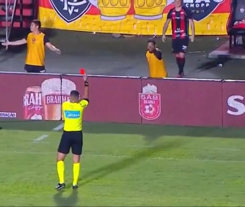 Marinho, do Vitória, suspenso por um jogo após expulsão no Brasileiro