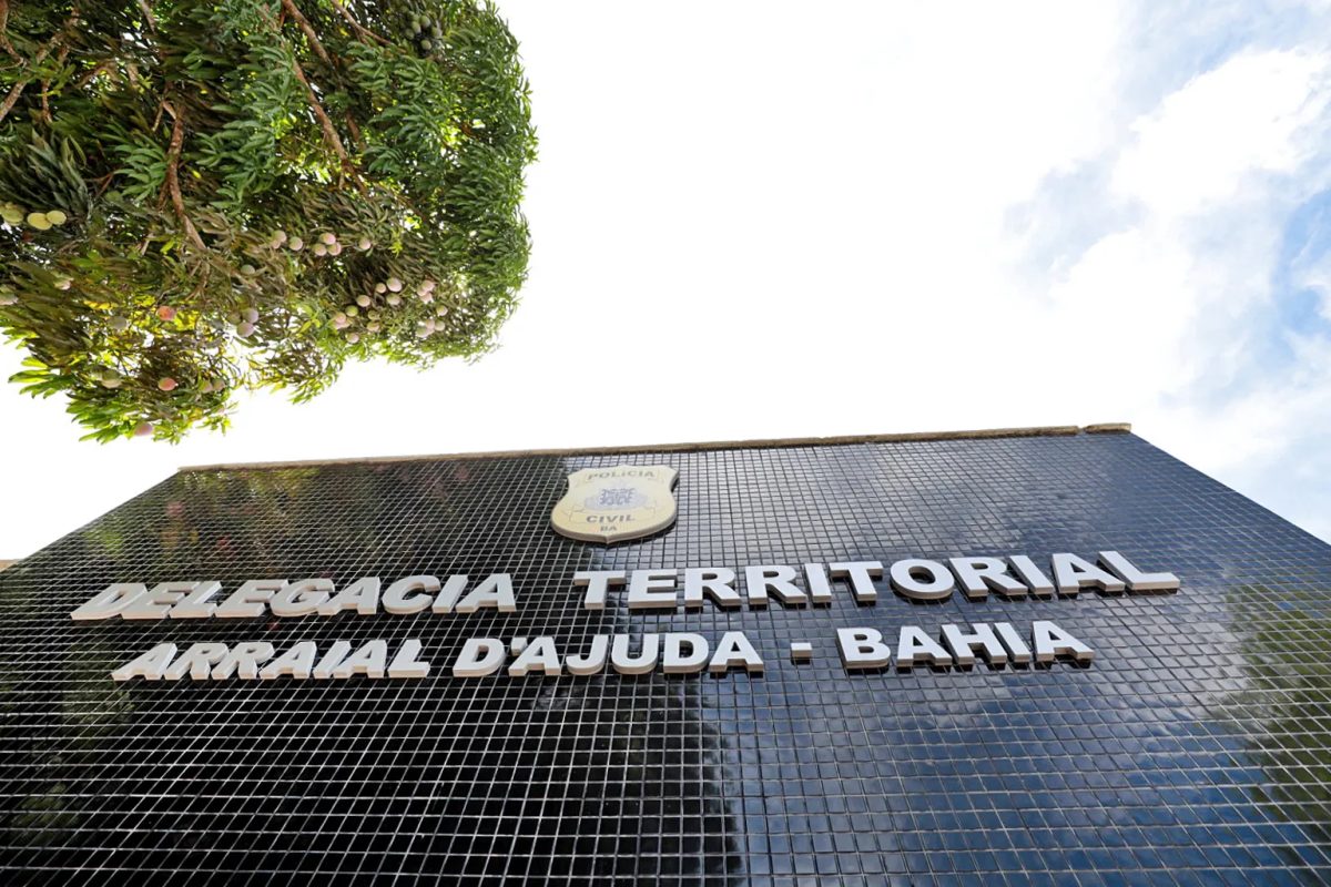 Policial é suspeito de matar amigo a tiros em casa de temporada em Arraial d'Ajuda; vítima teria agredido esposa dele
