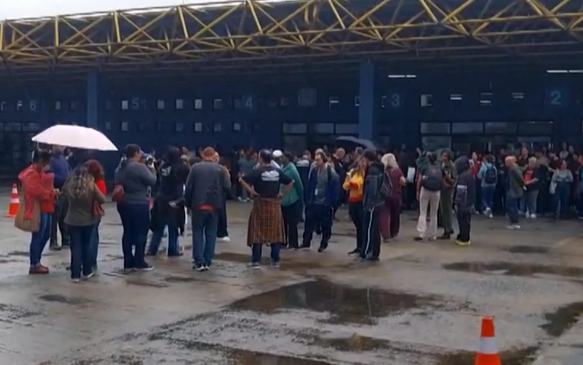 Servidores municipais protestam e cobram pagamento de saldo remanescente do vale-alimentação em Poços de Caldas, MG