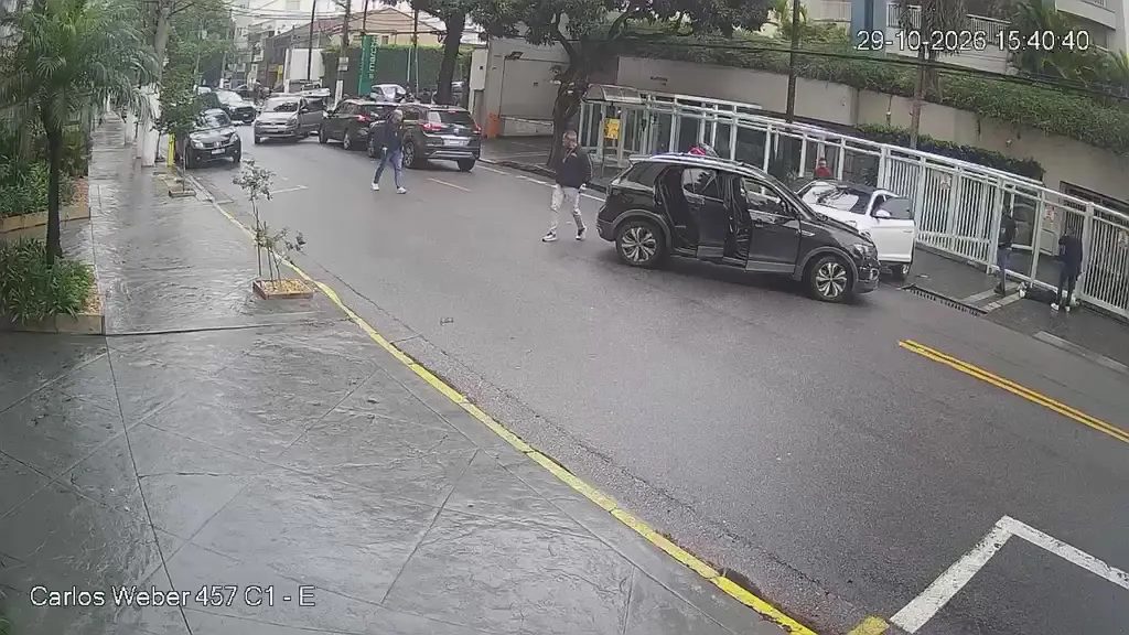 Troca de tiros entre polícia e quadrilha de roubo a residências deixa um morto e mulher ferida na Zona Oeste de SP
