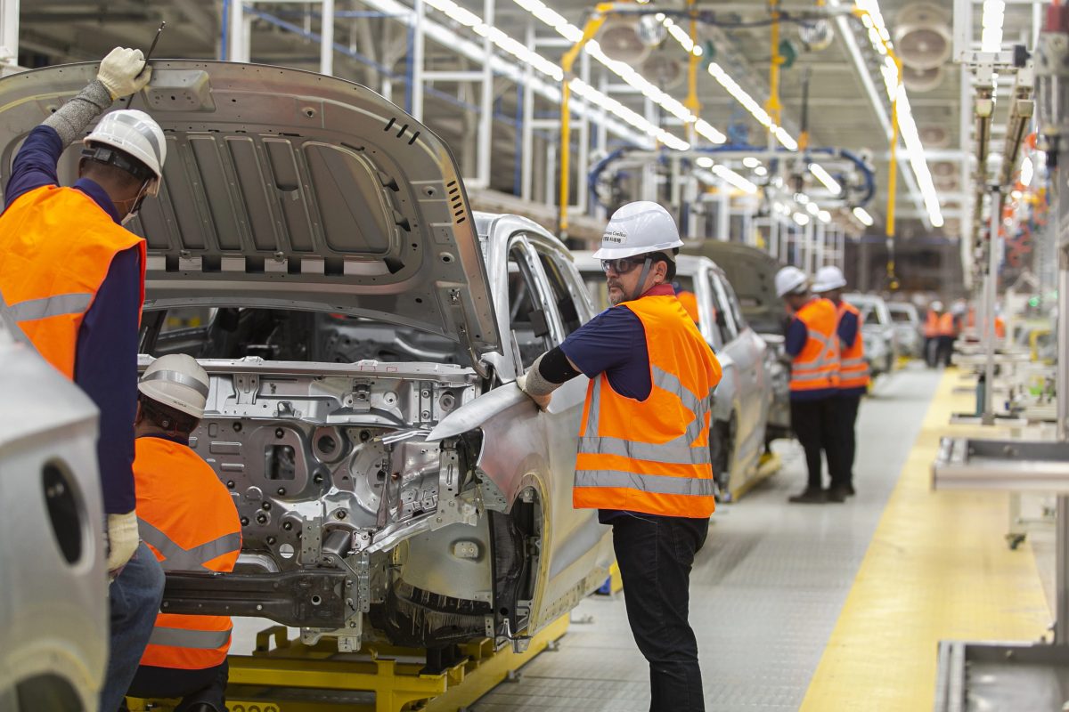 Um ano após inauguração de fábrica na Bahia, BYD prevê carro 100% brasileiro até dezembro e mira aquisição de porto